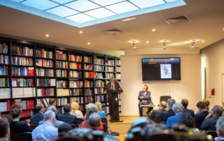 Général Vincent Desportes et Louis Vogel durant une conférence"née